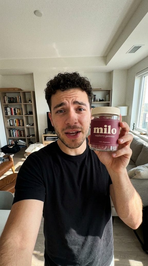 Acteur IA : un jeune homme tenant le pot MILO dans un salon
